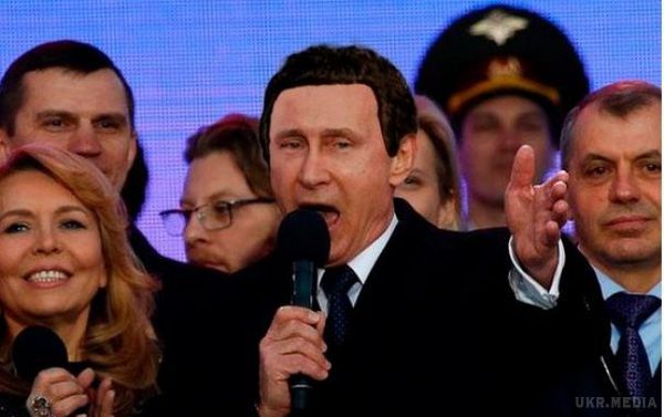 Як соцмережі висміяли святкування окупації Криму в Росії. Користувачі соцмереж висміяли співаючого на концерті Путіна