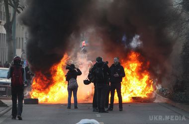 Що викликало масові заворушення у Франкфурті-на-Майні . Люди підпалювали машини і барикади поліцейських