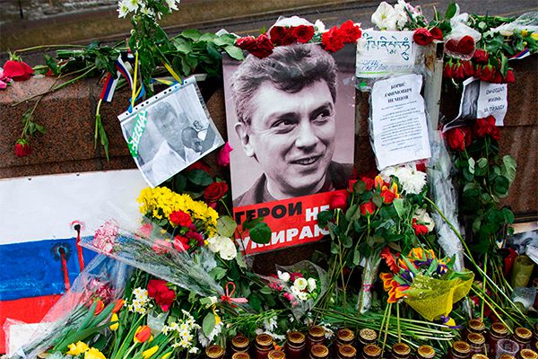 За вбивство Нємцова обіцяли п'ять мільйонів. Згідно з матеріалами розслідування, Заур Дадаєв пішов на вбивство політика з особистих мотивів. Однак разом з цим є інформація про якогось замовника, який обіцяв "нагородити" виконавців п'ятьма мільйонами рублів.