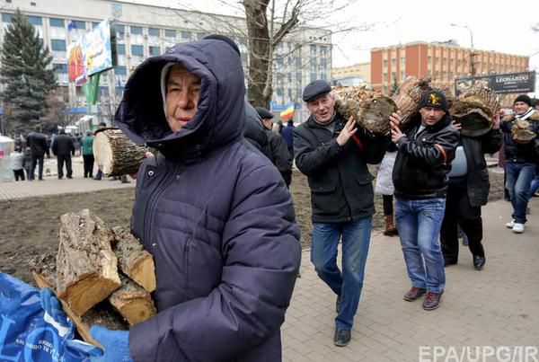 Я регулярно їжджу за пенсією у Маріуполь та бачу, що на українській території не голодують. Житель Новоазовська: Якщо візьмуть Маріуполь, він буде голодним, як ми зараз.