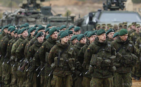 Литва в порядку особливої терміновості прийняла рішення про повернення призову в армію. Литва відновила призов на строкову військову службу. Заклик будуть підлягати чоловіки у віці від 19 до 26 років на термін 9 місяців.