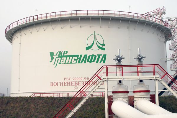 Відсторонений голова правління "Укртранснафти" забарикадувався в будівлі. Охорона "Укртранснафти" заблокувала вхід на підприємство і не пропускає нового керівника Юрія Мірошника, який прибув з підкріпленням з бійцямі спецпідрозділу "Альфа" СБУ.