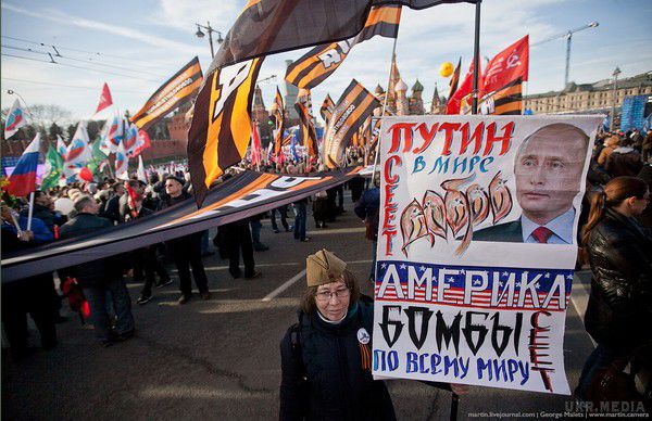 Мат при жінках, поштовх у спину, нетерпимість, агресивність - це і є "Російський світ". У Москві під час кремлівського шабашу з приводу річниці окупації Криму росіянин спробував пояснити прихильнику Кремля, що топтати прапор США - недобре, але у відповідь отримав грубість, образи і агресивність.