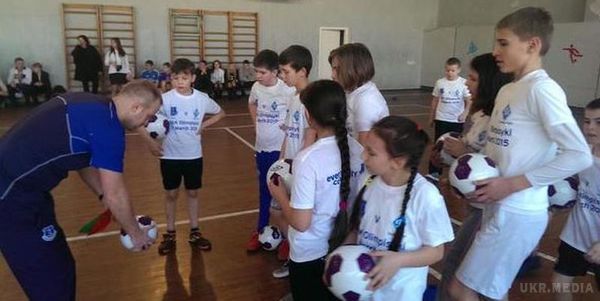 "Евертон" провів тренування в одній зі шкіл Києва. Англійський "Евертон" провів тренування для дітей в одній зі шкіл Києва.