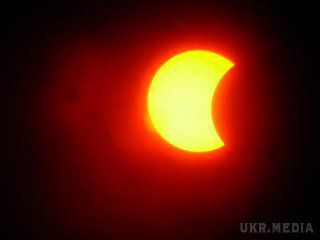 Опівдні українці зможуть поспостерігати за рідкісним астрономічним явищем. У п'ятницю, 20 березня, з усієї території України можна буде побачити сонячне затемнення, найактивніша фаза якого припаде приблизно на 12.00—12.20.