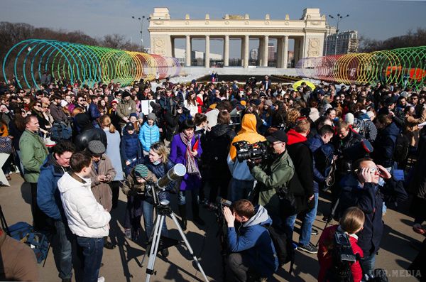 Як мешканці Землі спостерігають за сонячним затемненням. ФОТО. Жителі Землі сьогодні, 20 березня, спостерігали сонячне затемнення. 
