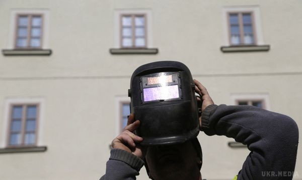 Як мешканці Землі спостерігають за сонячним затемненням. ФОТО. Жителі Землі сьогодні, 20 березня, спостерігали сонячне затемнення. 