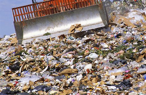 На Кіровоградщині узаконять сміттєзвалище. Через відсутність організованого вивезення відходів на території сільської ради утворюються несанкціоновані смітники», - розповідає прокурор району.