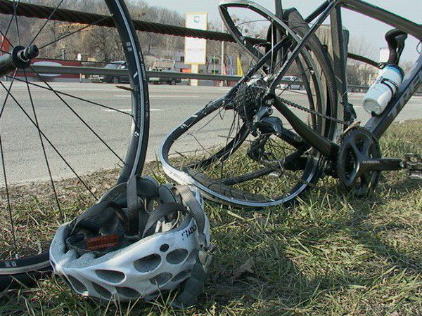 У Києві автомобіль збив групу велосипедистів і втік (відео). Дві людини з важкими травмами потрапили до лікарні