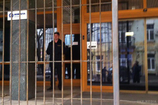 Коломойський барикадується в будівлі «Укрнафти». У будівлі ПАТ «Укрнафта» в Києві знаходяться бійці невідомого батальйону, а саму будівлю обносять металевою решіткою. 