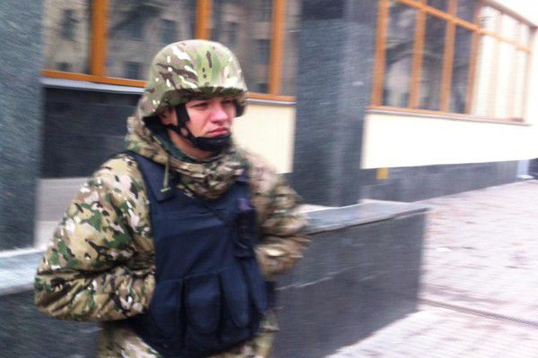 Коломойський барикадується в будівлі «Укрнафти». У будівлі ПАТ «Укрнафта» в Києві знаходяться бійці невідомого батальйону, а саму будівлю обносять металевою решіткою. 