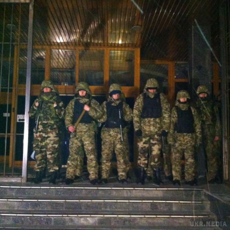 Вхід до "Укрнафти" заблокували автоматники з батальйону "Дніпро-1". Вхід до будівлі держпідприємства "Укрнафта" у Києві в Нестерівському провулку заблокували автоматники.