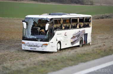 В Австрії автобус з музикантами, впав в кювет з семиметрової висоти. Автобус, що перевозив музикантів Чеської філармонії, потрапив в аварію в районі австрійського міста Мистельбах.