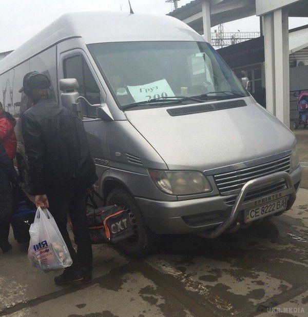 В окупований Крим з РФ завезли "Вантаж 200". На поромі, що курсує з російської сторони, перевозили два схожих між собою мікроавтобуса з табличками Вантаж 200.