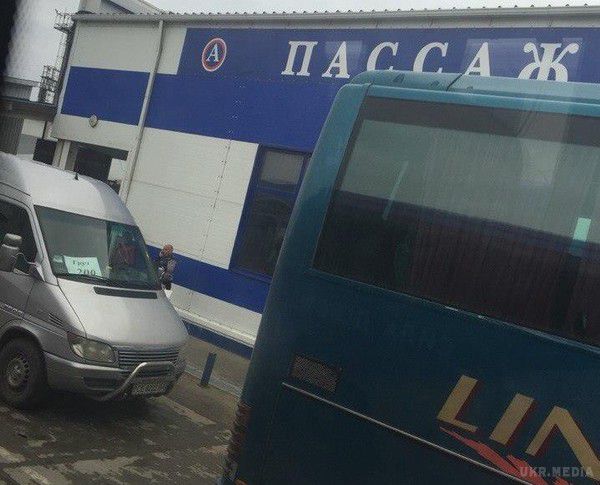 В окупований Крим з РФ завезли "Вантаж 200". На поромі, що курсує з російської сторони, перевозили два схожих між собою мікроавтобуса з табличками Вантаж 200.
