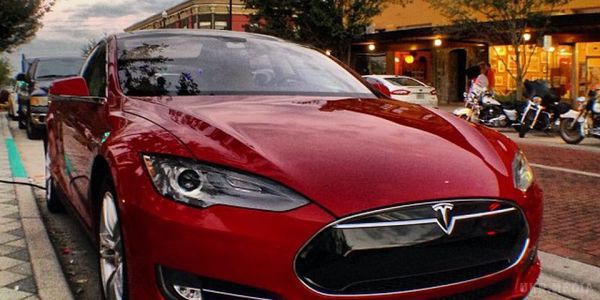 Керувати без рук можна буде "Розумним" автомобілем Tesla . Компанія "Tesla Motors" анонсувала низку змін у роботі свого електромобіля.