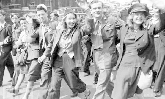 В Україні планують скасувати 9 травня. Чоловіки і жінки виходять на вулиці міста, 8 травня 1945, в ознаменування того, що війна в Європі, нарешті, офіційно закінчена.