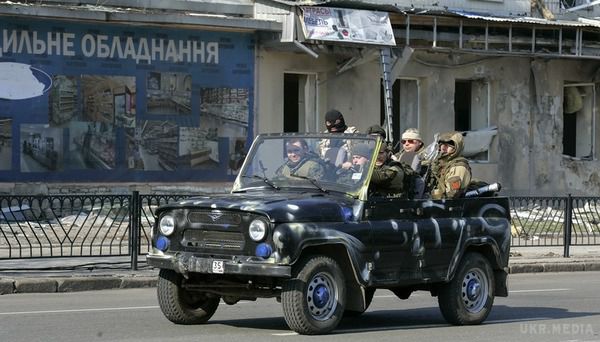 У Донецьку бойовики влаштували п'яні розбірки. Розстріляна машина і пошкоджене кафе - наслідки нічної перестрілки в Донецьку