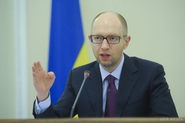 Яценюк виступає за ухвалення положень Конституції України на референдумі. Прийняття змін до Основного закону України необхідно ухвалювати на всеукраїнському референдумі