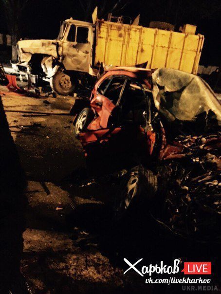 У Харкові легковик зіткнувся з сміттєвозом (фото). Вчора ввечері в Харкові на вулиці Пушкінській зіткнулися автомобіль "Subaru" і сміттєвоз ЗІЛ, які їхали у зустрічному напрямку.
