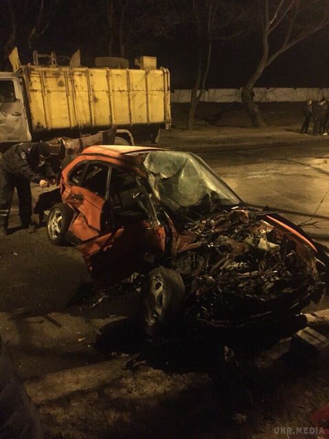 У Харкові легковик зіткнувся з сміттєвозом (фото). Вчора ввечері в Харкові на вулиці Пушкінській зіткнулися автомобіль "Subaru" і сміттєвоз ЗІЛ, які їхали у зустрічному напрямку.