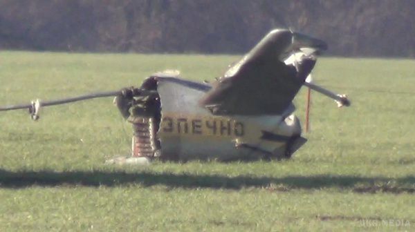 Бортмеханік і стрілок дивом вижили унаслідок катастрофи вертольота під Києвом. Шматки розбитої машини розкидало по всьому полю