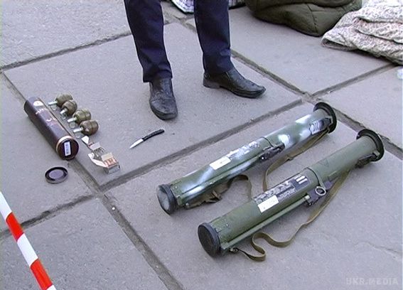 У Хмельницькому затримали військового, який привіз гранатомети із зони АТО. Затримання відбулося на центральному залізничному вокзалі Хмельницького, з якого молодий чоловік намагався виїхати в інший регіон України.