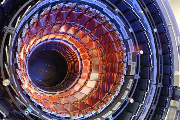 Запуск Великого адронного коллайдера знову відклали. Запуск Великого адронного коллайдера відкладений, передає Європейський центр ядерних досліджень CERN. Коллайдер знаходиться у 27-км тунелі, що проходить на глибині до 175 м поблизу кордону Франції та Швейцарії.