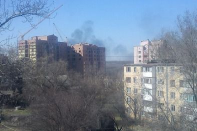 Донецьк накрила чорна хмара. Після кількох вибухів над Донецьком з'явилася хмара диму