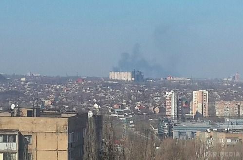 Донецьк накрила чорна хмара. Після кількох вибухів над Донецьком з'явилася хмара диму