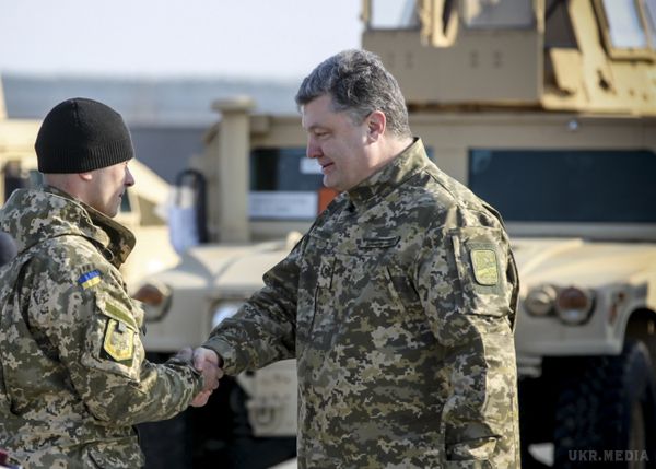 Президент приїхав в аеропорт Бориспіль з пістолетом (фото). Президент України Петро Порошенко прибув у Бориспіль зустрічати позашляховики Humvee з США з пістолетом.