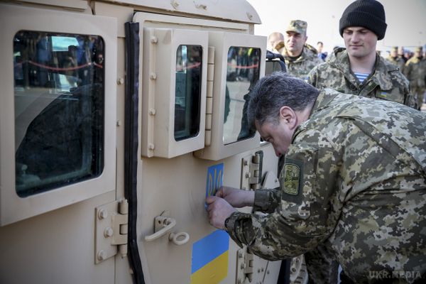 Президент приїхав в аеропорт Бориспіль з пістолетом (фото). Президент України Петро Порошенко прибув у Бориспіль зустрічати позашляховики Humvee з США з пістолетом.