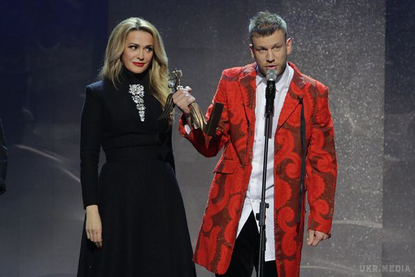  Вручення у Києві  музичної премії YUNA 2015.. Іван Дорн призначив себе переможцем, а Камалія не змогла прочитати слово
