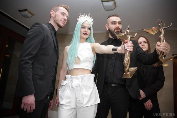  Вручення у Києві  музичної премії YUNA 2015.. Іван Дорн призначив себе переможцем, а Камалія не змогла прочитати слово