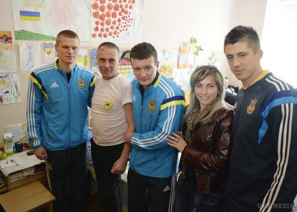 Перед грою з Іспанією збірна України відвідала українських військових, поранених в АТО. Фото. Кожен із футболістів збірної поспілкувався з пораненими, гравці подарували кожному з них набори сувенірів - ігрові футболки, шарфи, вимпели збірної.
