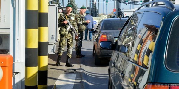  Бойовики обстрілюють прикордонників і ведуть повітряну розвідку. На Донбасі бойовики обстрілюють співробітників ДПСУ та ведуть розвідку за допомогою безпілотників, каже Олег Слободян.
