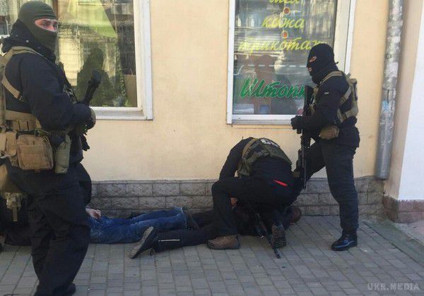 У Дніпропетровську затримали групу міліціонерів, які торгували вибухівкою і боєприпасами. Обшуки в квартирах затриманих тривають