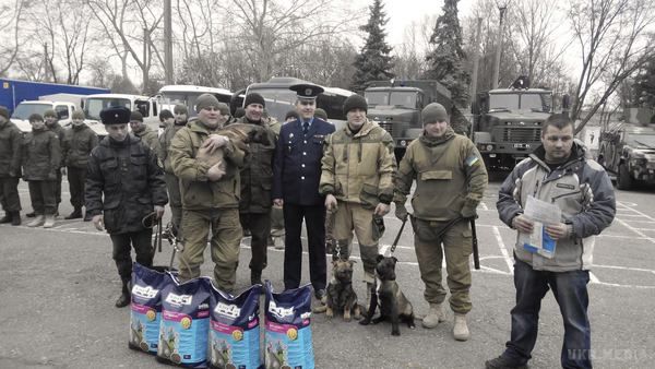 Військовим для служби в зоні АТО подарували цуценят вівчарок. Такий подарунок зробила одна з українських компаній у сфері харчування в День Національної Гвардії України.
