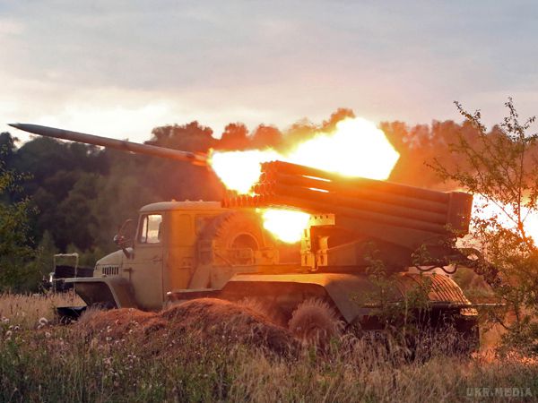 "ДНР" анонсувала навчання з використанням артилерії. Представники "ДНР" сказали представникам Спеціальної моніторингової місії (СММ) ОБСЄ про те, що з 25 березня по 4 квітня вони будуть проводити навчання з використанням артилерії.