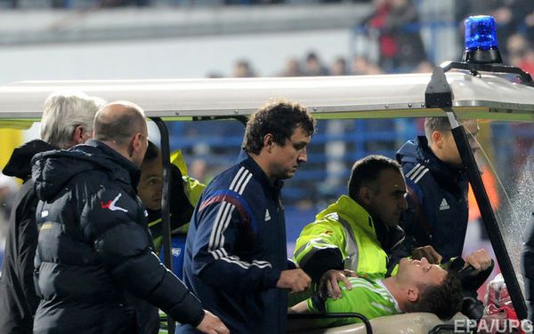 Матч Чорногорії і Росії був зупинений через поранення футболістів (відео). Голкіпер росіян отримав травму на першій хвилині матчу