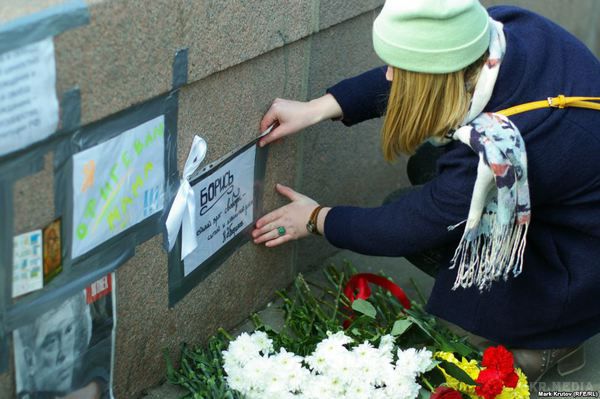 «Нємцов міст»: москвичі відновили народний меморіал. Зроблена вручну табличка «Нємцов міст» - ту, що була, з пластику, вночі забрали невідомі