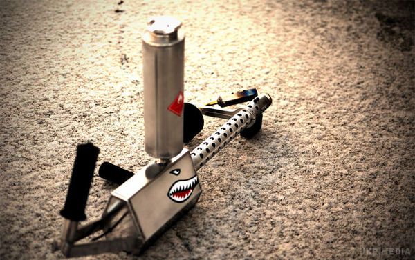 Американська компанія розробила побутовий вогнемет, що стріляє полум'ям на відстань вісім метрів( відео). Вогнемет може купити будь-який американець старше 18 років