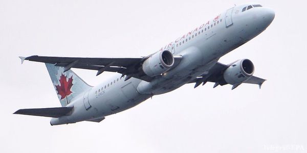 Літак Air Canada здійснив екстрену посадку в Галіфаксі. 25 пасажирів госпіталізували.