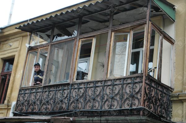 Фоторепортаж: наслідки теракту в Одесі. Унаслідок вибуху пошкоджень зазнали нежитлові приміщення будівлі та квартири у будинку навпроти, в яких вибило шибки на вікнах. Постраждалих немає.