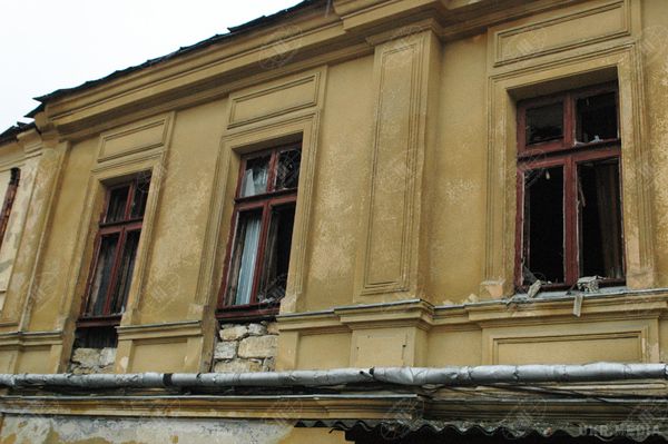 Фоторепортаж: наслідки теракту в Одесі. Унаслідок вибуху пошкоджень зазнали нежитлові приміщення будівлі та квартири у будинку навпроти, в яких вибило шибки на вікнах. Постраждалих немає.