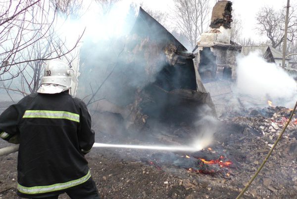 На Чернігівщині рятувальники 5 годин гасили палаюче село. Причиною масової пожежі стало необережне поводження з вогнем.