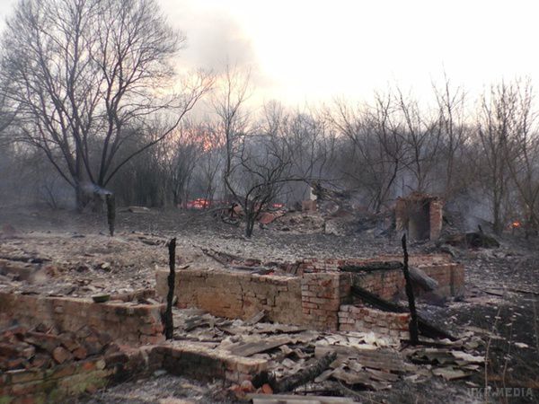 На Чернігівщині рятувальники 5 годин гасили палаюче село. Причиною масової пожежі стало необережне поводження з вогнем.