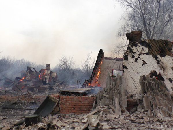 На Чернігівщині рятувальники 5 годин гасили палаюче село. Причиною масової пожежі стало необережне поводження з вогнем.