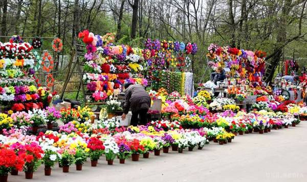 Українців закликали не нести пластикових квітів на кладовища. Спеціальні банери із закликами не нести на могили пластикові вінки та квіти встановлюють на входах до кладовищ Львова з ініціативи Бюро УГКЦ з питань екології