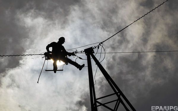 Негода залишила без електрики понад 340 населених пунктів в Україні. Відновленням енергопостачання населених пунктів займаються бригади обленерго